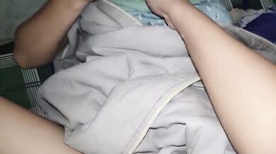 漂亮小女友 在家被大鸡吧男友无套输出 稀毛鲍鱼真粉嫩 曾她玩新买的手机 偷偷拍一下脸